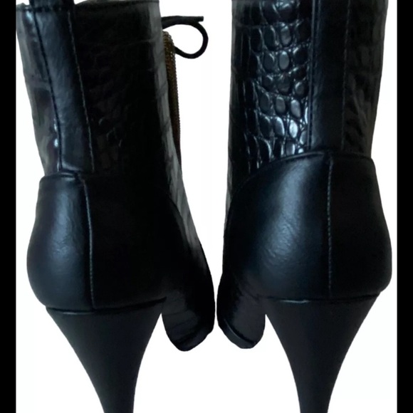 Shoedazzle “Keep Me High” US 7 Black w/Gold Chains Booties Stile Faux Leather - Picture 10 of 15